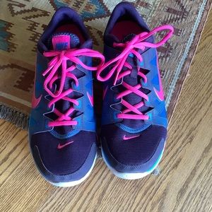 NIKE WOMENS SNEAKER SIZE 11